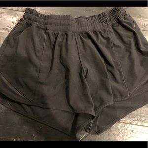 Lululemon shorty Hot Shorts - Size 6